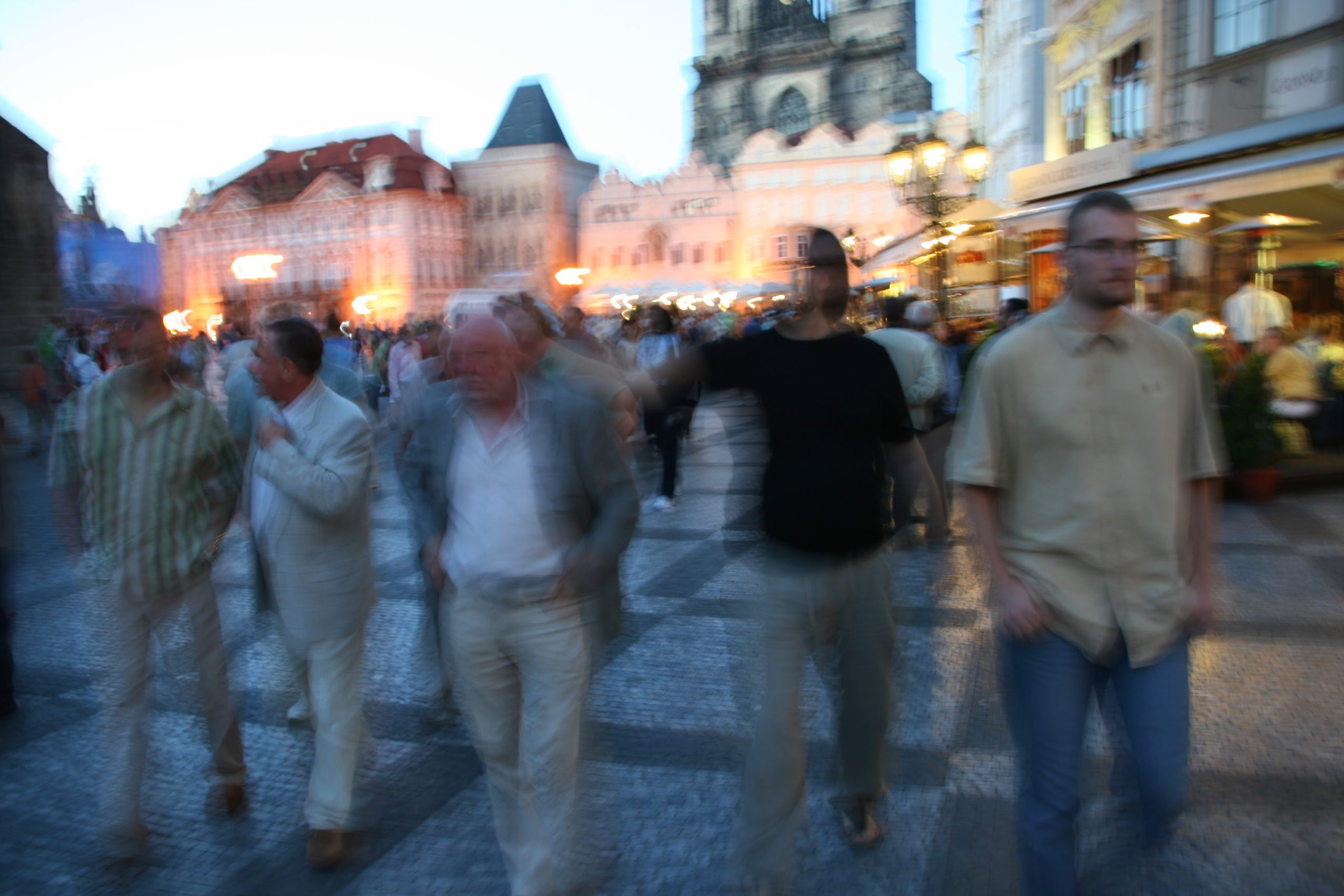 M drugi od prawej, na Rynku w Pradze, czerwiec 2007